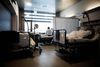 Det er en urimelig situation både over for patienterne og over for personalet, når der puttes flere patienter ind på et sygehus, end der er plads til, mener Dansk Sygeplejeråd. Arkivfoto: Thomas Emil Sørensen