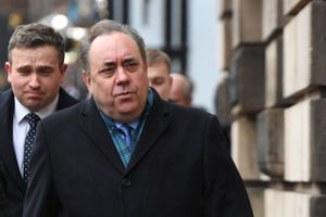 Den tidligere leder af de skotske nationalister i SNP Alex Salmond er tiltalt for overgreb mod 10 kvinder. 