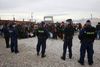 Ungarske politifolk nær den sydmakedonske grænseby Gevgelija, hvor de sammen med serbiske og kroatiske politifolk hjælper makedonerne med flygtningestrømmen fra Grækenland. Foto: Boris Grdanoski/AP
