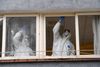 Flere plejehjem i Spanien er blevet ramt af virussen. Her er et ved at blive desinficeret. Foto: REUTERS/Eloy Alonso