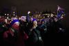 En stor menneskemængde var samlet på Parliament Square i London for at se afstemningen på en storskærm. Der var bl.a. skilte med "Dyt for brexit" og andre demonstranter, da det britiske parlament tirsdag aften stemte. Foto: Oli Scarff/AFP