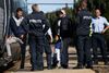 Dansk politi har været i kontakt med mange flygtninge og migranter de seneste måneder. Politiforbundets formand afviser, at hans medlemmer kommer til at konfiskere smykker og værdigenstande fra flygtninge, som kommer til landet.