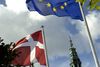Dannebrog og EU-flaget vajer foran Christiansborg i baggrunden, og det vil de kunne fortsætte med uanset resultatet af den britiske EU-afstemning. Til gengæld har afstemningen indflydelse på, hvilke værn Danmark har mod den såkaldte velfærdsturisme. Arkivfoto: Thomas Borberg/Polfoto