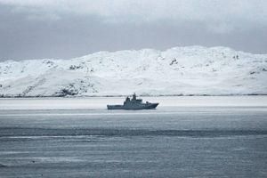 Efter øget trussel mod kongeriget, briefes grønlandske og færøske parlamentarikere for første gang direkte af FE og PET. Det sker under rigsmødet i Nuuk.