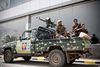 Medlemmer af Houthi-militsen patruljerer ved den lufthavnen i Sanaa.