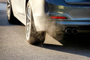 Der bør stilles langt højere krav til biltrafikken, hvis Danmark skal begrænse luftforurening, mener forskere.