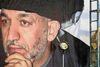 En kæmpe plakat af præsident Hamid Karzai er ved at blive sat op i Kabul. Den velklædte præsidents stjerne er falmet hos hans allierede i Vesten. Foto: Anja Niedringhaus/AP