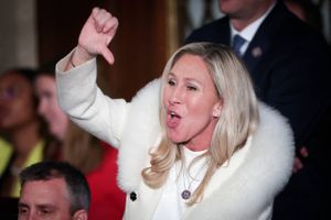Marjorie Taylor Greene gjorde sig i denne uge bemærket under den årlige State of the Union-tale med udbrud og en nedadvendt tommelfinger, men det er ikke første gang, politikeren tiltrækker sig opmærksomhed. Heller ikke som centrum for kritik. 