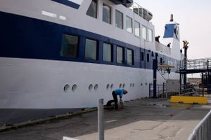 Den nødvendige mobilitet opretholdes ikke, mener øens erhvervsliv, som har indsendt klage over færgebetjeningen til Norddjurs Kommune. Men Molslinjen følger nogenlunde samme linje.