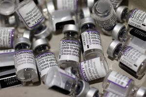 Vaccinen fra Pfizer giver delvis beskyttelse mod Omikron-variant, men booster kan hjælpe, viser forskning.