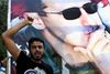 En syrisk flygtning i Libanon råber slagord mod Syriens præsident, Bashar al-Assad, under en demonstration ved den syriske ambassade i protest mod det forestående præsidentvalg den 3. juni. Foto: Hussein Malla/AP