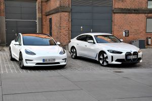 Den nye BMW i4 møder Tesla Model 3 i en test, der afslører to fremragende elbiler, som også har hver deres indbyggede svagheder.
