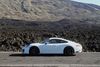 Ny bil i meget gamle omgivelser: En hvid 911 II med matsorte hjul – parkeret midt i Tenerifes endnu sortere lavaørken. Fotos: Flemming Haslund