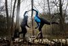 Projektet Naturtræning henvender sig til mennesker med stress, angst og depression. Her viser Linn Trentel Busch og kollegaen Tine Munk Ramskov én af mange af de aktiviteter, som træning i naturen kunne byde på – balanceøvelse på et væltet træ. Her kan man vælge at hjælpe eller dyste imod hinanden.