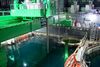 Arbejdere i gang med at flytte de radioaktive brændselsstave fra reaktor fire-bygningen i det stærkt beskadigede Fukushima Daiichi-atomkraftværk. Foto: Tokyo Electric Power Co/AP