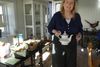 Når et selskab overnatter på Teglgaarden B&B, serverer Pia Mørch morgenmad. Ellers ankommer den på en bakke til værelset. Foto: Hanne Würtz