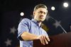 Jon Ossoff forstår at vinde algoritmerne. Her ses han fra »Ossoff-vinklen« som flere medier har døbt beskæringen, som han bruger til at nå langt ud på internettet. Foto: Reuters/Megan Varner