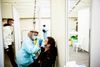 I det nye notat understreger Statens Serum Institut den øgede risiko og peger på, at den nye viden og ikke mindst udsigten til flere indlæggelser bør indgå i de matematiske modeller og beregninger, som lægges til grund for en genåbning. Foto: Carsten Snejbjerg