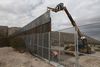 Mens USA bygger en mur, der skal holde illegale indvandrere ude af landet, vil Mexico nu yde juridisk hjælp fra et af de 50 konsulater, som landet har i USA. Foto: Christian Torres/AP