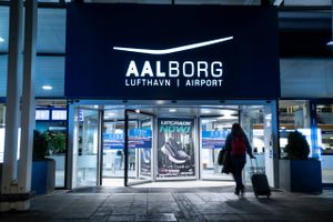 Efter kritik af flere tusinde gratis p-pladser indfører Aalborg Lufthavn nu betaling for at parkere.