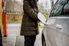 Noreen Ahmed er kørerlærer og betaler 2.500 kr. om året i grøn ejerafgift for sine to biler. Hun kritiserer, at skattevæsnet siden 2012 ikke har haft styr på de it-systemer, der automatisk sikrer, at folk, der ikke betaler vægtafgift og grøn ejerafgift, bliver pålagt strafrenter. Foto: Stine Bidstrup
