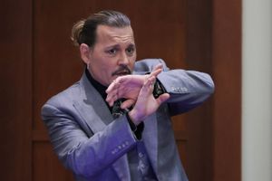 Johnny Depp har i retssagens seneste dage givet sin version af sandheden, hvor han har tegnet et billede af Amber Heard som voldsudøveren, mens han selv står tilbage som offeret. Dog slog Amber Heards advokat de første skår i Johnny Depps søgsmål.
