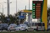 Bilister holder i kø til en benzintank i byen Yevpatoriya på Krim 3. juni. Andre steder er tankstationer helt lukket. Foto: Alexey Pavlishak/Reuters