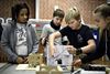 12-årige Gustav E. Rasmussen(th) drømmer om at blive ingeniør. Sammen med sine klassekammerater (fra venstre) Jesica (11 år) , Simon (11 år) og Mathilde (11 år) har han lavet et hus, der skal bruges ved årets naturfagsmaraton. Foto: Anita Graversen