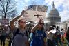 Tusindvis af studerende gik onsdag på gaden under sloganet #NeverAgain for at få politikerne til at forstå at de vil have ændret landets våbenlovgivning. Protesterne kommer efter onsdagens skoleskyderi i Florida, hvor 17 personer blev dræbt. Foto: Oliver Douliery
