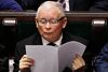 Under en debat i det polske parlament i 2017 gjorde den magtfulde Jaroslaw Kaczynski ikke noget for at skjule, at han hellere ville læse om katte end koncentrere sig om en debat om Polens juridiske system. En nylig debat om dyrevelfærd får dog nok partilederen til at kigge op fra bogen. Arkivfoto: Czarek Sokolowski/AP