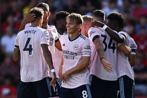 Martin Ødegaard scorede to mål, da Arsenal tog Premier Leagues førsteplads med den tredje sejr i træk.