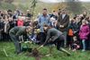 Ifølge ny rapport kan vi nærme os en løsning på klimakrisen ved at plante træer i massevis. Her ses H.K.H Kronprinsesse Mary plante et enkelt træ i forbindelse med en kampagne i 2015. Arkivfoto: Mogens Flindt/Ritzau Scanpix