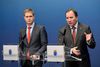 Sveriges statsminister, Stefan Löfven (th.), holdt onsdag pressemøde sammen med undervisningsminister Gustav Fridolin fra Miljöpartiet. Her udskrev Löfven nyvalg, to måneder efter at han kom til magten. Foto: Pontur Lindahl/AP