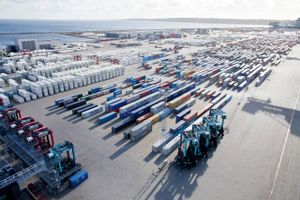 Containerterminalen på havnen i Aarhus indgår i de europæiske aktiviteter for APM Terminals. PR-foto.