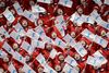Nordkoreanske cheerleadere til vinter-OL hepper på landets deltagere til kunstskøjteløb. Foto: AP/Bernat Armangue