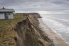 Lønstrup, Nordjylland, hvor sommerhusejere er blevet meldt til politiet for ulovlig kystsikring med beton. Der er ikke langt til kanten for nogle af sommerhusene langs havet ved Lønstrup. Foto: Joachim Ladefoged