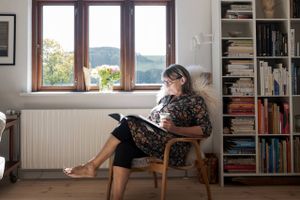 Sådan siger keramiker Lotte Westphael, som foretrækker gamle ting med skønhed og historie frem for at købe nyt. En sofa fra Hay er det eneste nye i hendes lille lejelejlighed, som vidner om, at man sagtens kan have et rigt og kreativt liv på lidt plads – det handler om organisering og kreativitet. 