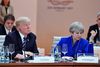 Donald Trump (tv) sammen med Theresa May under G20-topmødet i juli. Arkivfoto: JOHN MACDOUGALL/AP