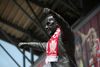 Bill Shankly-statuen foran Anfield fik omgående et "Champions"-hakstørklæde på, da Liverpool vandt det første engelske mesterskab i 30 år. Foto: Carl Recine/Ritzau Scanpix