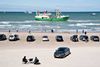 Den hollandske bomtrawler, Sursum Corda UK172, har ligget på grund tæt på stranden mellem Løkken og Nørre Lyngby siden mandag aften. Fredag aften vil man igen forsøge at trække den fri. Foto: Henning Bagger/Ritzau Scanpix