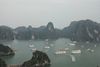 Man er ikke alene som turist på Halong-bugten. Men blandt de 3.000 kalkstensklipper er der skønhed nok til alle. Foto: Lasse N. Rasmussen