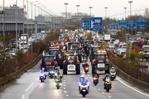 Protesten lukkede dele af motorvejen ind mod Paris. Foto: REUTERS/Gonzalo Fuentes
  