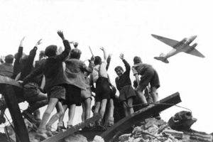 Vestberlinske børn jubler ved synet af et fly, som bryder russernes blokade.