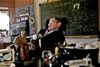 Hawking fotograferet på sit Cambridge-kontor i 2011. Han var tilknyttet universitet som professor i 30 år - i den samme stilling, som Isaac Newton tidligere havde bestredet. Foto: AP/Sarah Lee