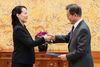 Kim Jong-uns søster, Kim Yo Jong, overrakte lørdag en invitation til et topmøde i Pyongyang til Sydkoreas præsident, Moon Jae-in (th.). Foto: Kim Ju-sung/AP