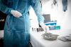 I 16 hvide telte landet over – det såkaldte samfundsspor – testes folk for coronavirus, og prøverne fragtes hver nat til Statens Serum Institut, som analyserer prøverne. Foto: Christian Lykking