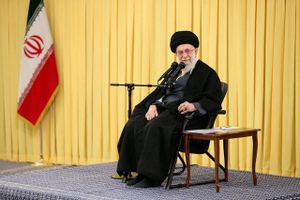 Ifølge iranske statsmedier har landets åndelige leder, ayatollah Ali Khamenei, benådet titusindvis af fanger.