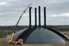 Dette billede blev taget tidligere tirsdag, da reparatøren var på vej ned i skorstenen. Foto: Jette Aaes/Jyllands-Posten.