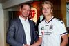 Emil Christensen, som her hilser på AGF’s talentchef Anders Madsen, får debut allerede onsdag. Foto: AGF