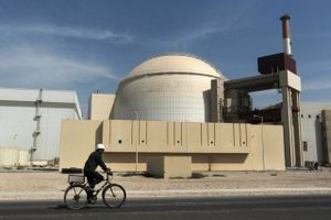 FN-agentur retter hårde beskyldninger mod de iranske atomaktiviteter. Uklarhed om, hvordan Joe Biden vil få USA tilbage i atomaftalen.